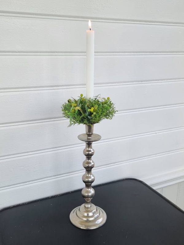 fyllig-ljusmanschett-med-blommor-och-blad