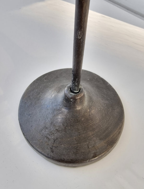 klamma-pa-fot-i-metall-lantstil-2