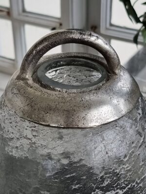 Stor ljuslykta i silver på fat med glaskupol. Besök Blickfång.se