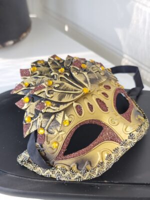 Brun och guld dekorationsmask. Besök blickfång.se