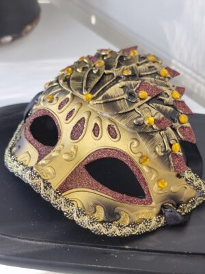 Brun och guld dekorationsmask. Besök blickfång.se