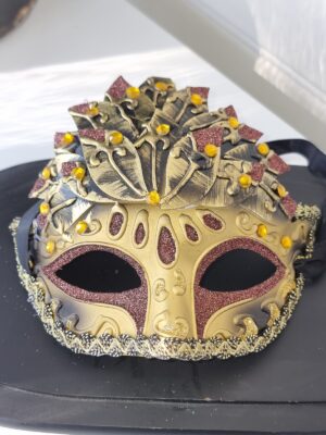 Brun och guld dekorationsmask. Besök blickfång.se