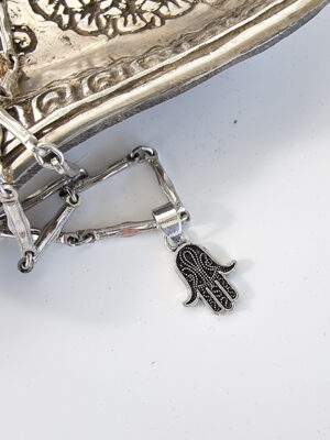 Fatima Hamsa hand smycke i silver. Besök blickfång.se