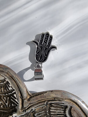 Fatima Hamsa hand smycke i silver. Besök blickfång.se