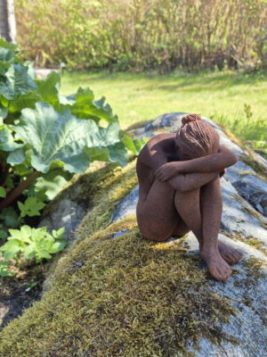 Kvinna staty i rost. Besök blickfång.se