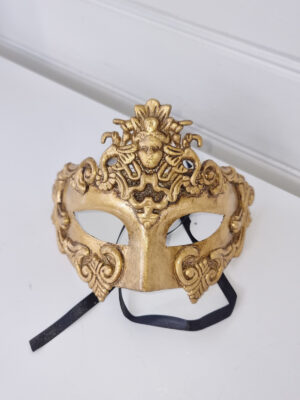 Mask i guld för dekoration. Besök blickfång.se