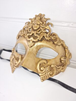 Mask i guld för dekoration. Besök Blickfång.se
