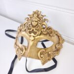 Mask i guld för dekoration. Besök blickfång.se
