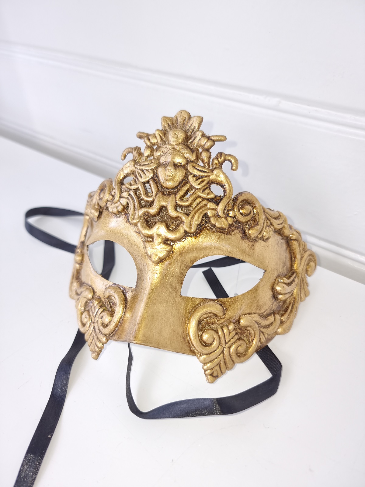 Mask i guld för dekoration. Besök blickfång.se