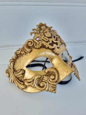 Mask i guld för dekoration. Besök Blickfång.se