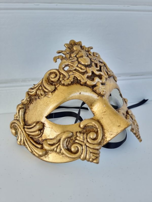 mask-i-guld-for-dekoration
