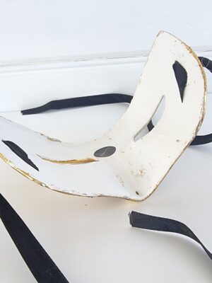 Teater mask med detaljer i guld. besök blickfång.se