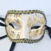 Teater mask med detaljer i guld. Besök Blickfång.se