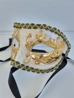 Teater mask med detaljer i guld. Besök blickfång.se