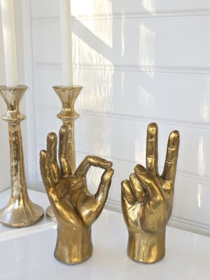 Hand i guld för dekoration. Besök blickfång.se