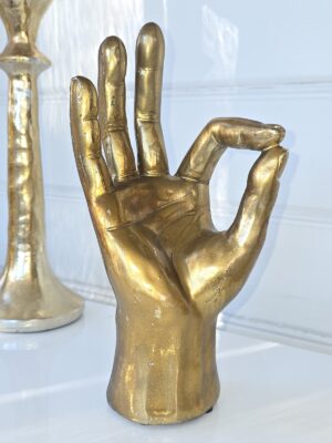 Hand i guld för dekoration. Besök blickfång.se