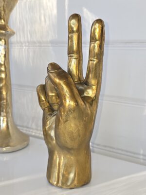 Hand i guld för dekoration. Besök blickfång.se