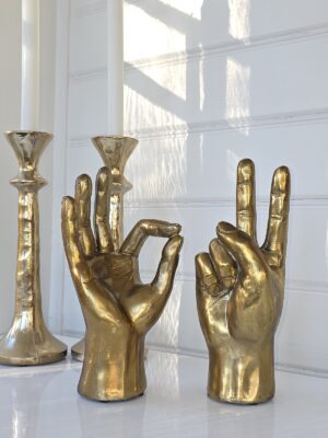 Hand i guld för dekoration. Besök blickfång.se