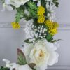 Konstgjord-krans-med- blommor-i-vitt-och-gult-1