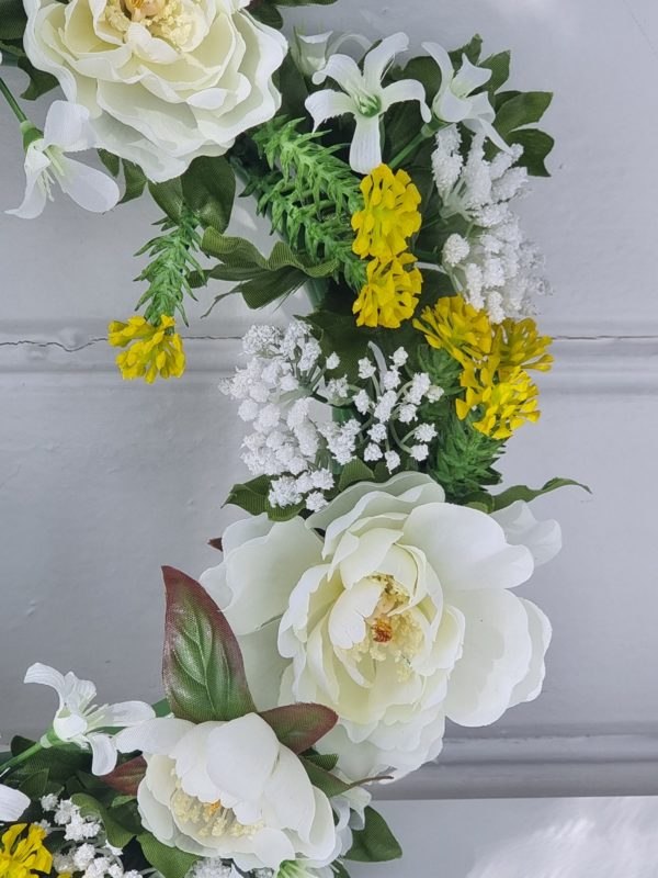Konstgjord-krans-med- blommor-i-vitt-och-gult-1
