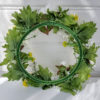 Konstgjord-krans-med- blommor-i-vitt-och-gult-2