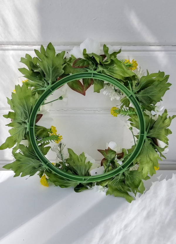 Konstgjord-krans-med- blommor-i-vitt-och-gult-2