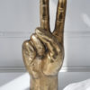 hand-i-guld-for-dekoration-1