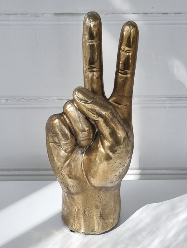 hand-i-guld-for-dekoration-1