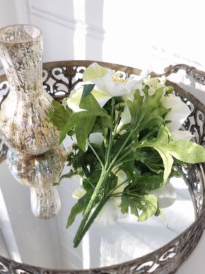 Konstgjord bukett med blommor och gröna blad. Besök Blickfång.se