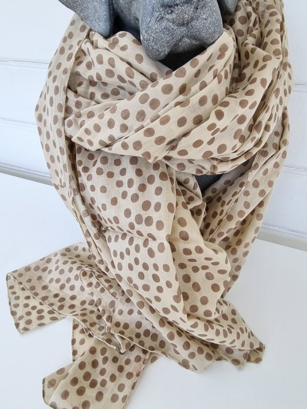 prickig-scarf-i-brun-och-beige-1