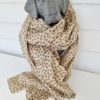 Prickig scarf i brun och beige. Besök blickfång.se