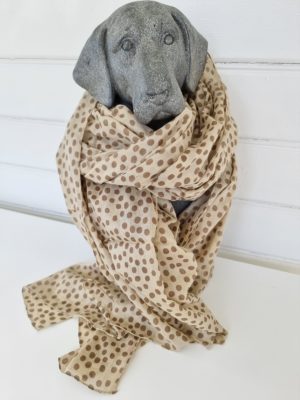 Prickig scarf i brun och beige. Besök blickfång.se