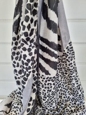 Scarf djurprint svart grått vitt. Besök blickfång.se