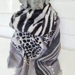 Scarf djurprint svart grått vitt. Besök blickfång.se