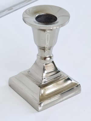 Liten silver ljusstake fyrkantig fot. Besök blickfång.se