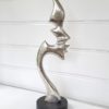 Skulptur i silver kiss me. Besök Blickfång.se