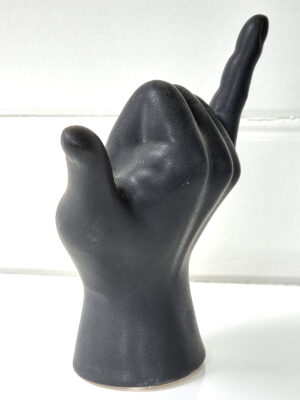 Svart hand figur call me. Besök Blickfång.se