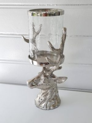 Hjort ljusstake i silver med glascylinder. Besök Blickfång.se