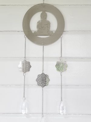 Drömfångare i silver metall Buddha. Besök Blickfång.se