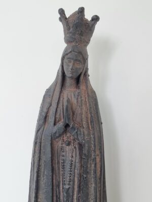 Madonna rustik figur med krona. Besök Blickfång.se