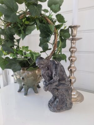 Tänkaren rustik figur för dekoration. Besök blickfång.se