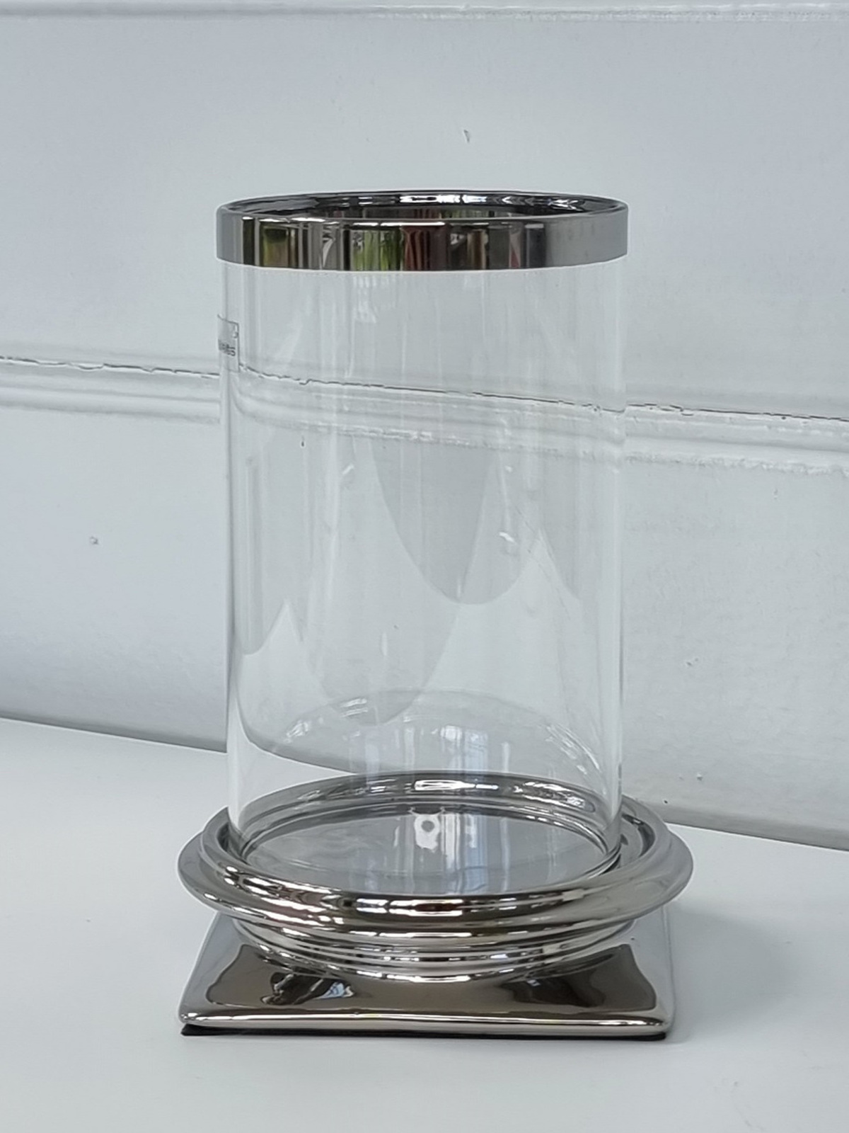 Ljuslykta-med-glascylinder-pa-silver-fat-3
