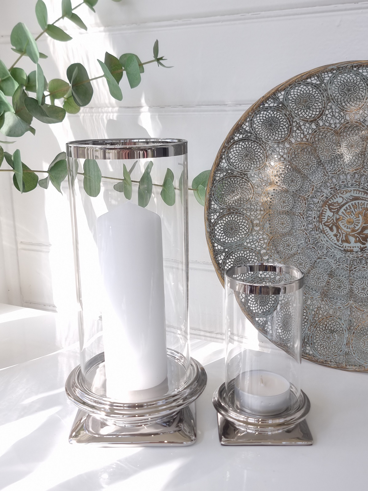 Ljuslykta med glascylinder på silver fat. Besök blickfång.se