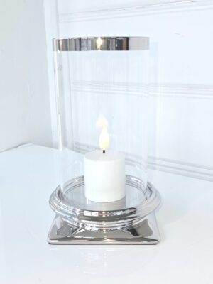 Ljuslykta med glascylinder på silver fat. Besök blickfång.se
