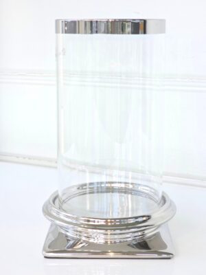 Ljuslykta med glascylinder på silver fat. Besök blickfång.se