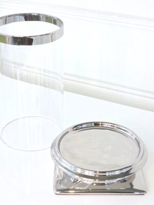 Ljuslykta med glascylinder på silver fat. Besök blickfång.se