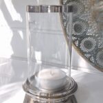 Ljuslykta med glascylinder på silver fat. Besök Blickfång.se