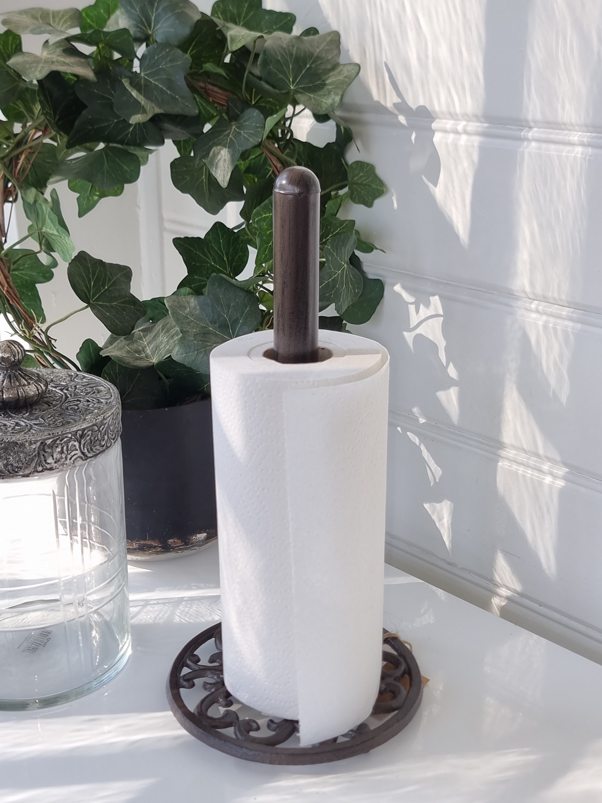 Pappershållare i gjutjärn lantstil. Besök blickfång.se