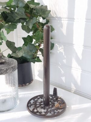 Pappershållare i gjutjärn lantstil. Besök blickfång.se