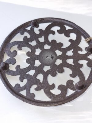 Pappershållare i gjutjärn lantstil. Besök Blickfång.se